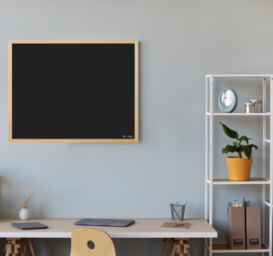 Produkt Černá magnetická tabule v přírodním dřevěném rámu
