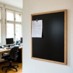 Černá magnetická tabule NATURE LINE v dřevěném rámu SVĚTLÝ DUB