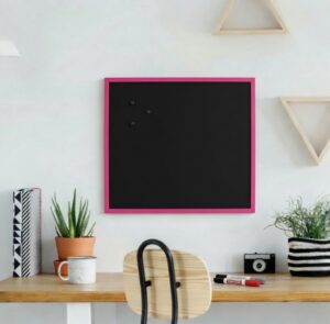 Produkt Černá magnetická popisovací tabule v růžovém dřevěném rámu COLOR