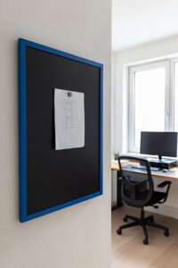 Produkt Černá magnetická popisovací tabule v modrém dřevěném rámu COLOR